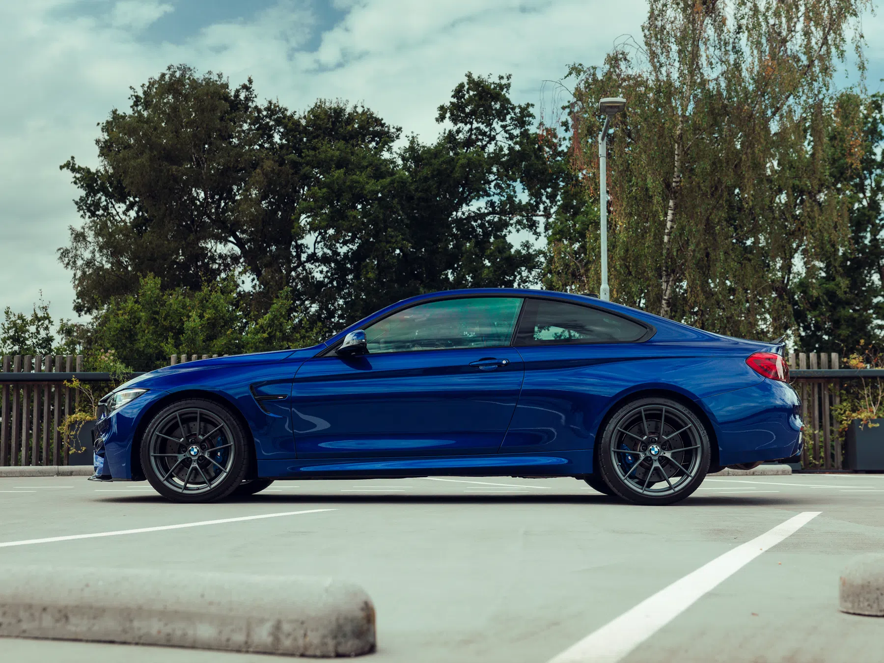 BMW M4 CS blauw